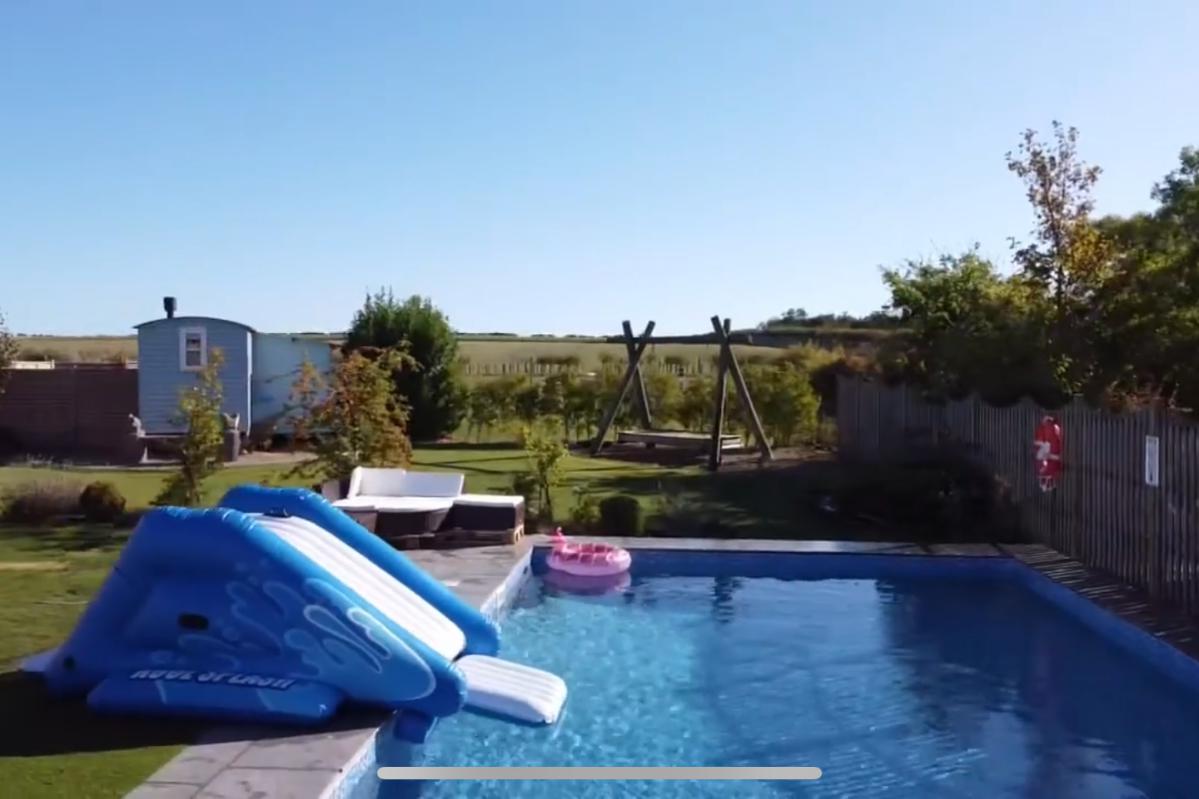 Blue Texel Hut with swimming pool in the foreground