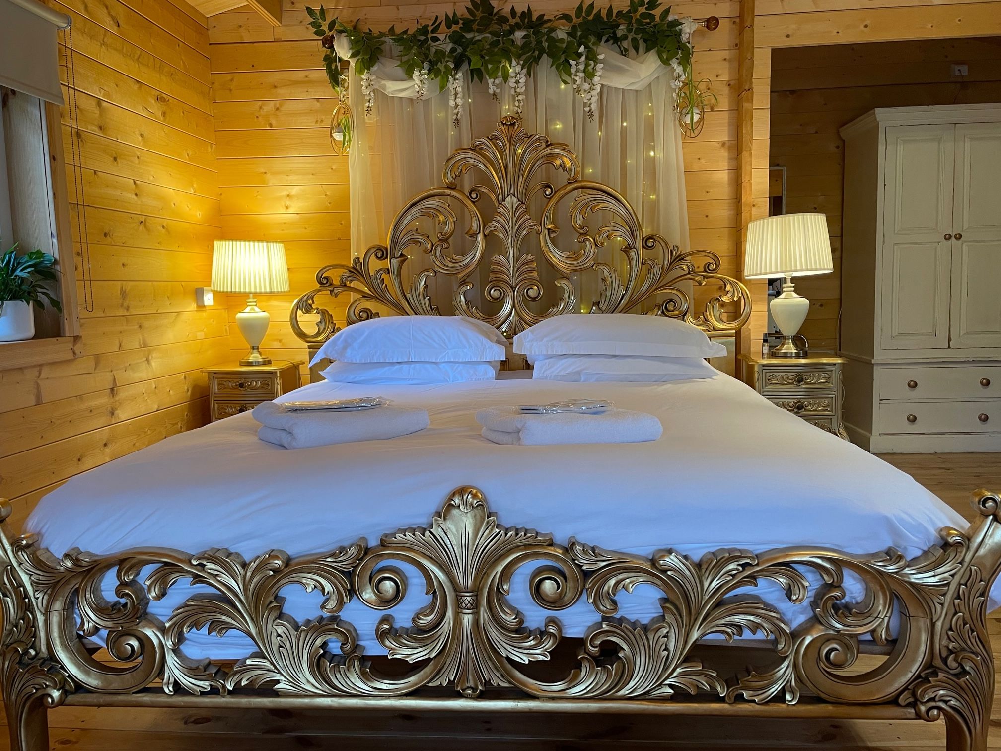 Luxurious double bed in Swan Lodge